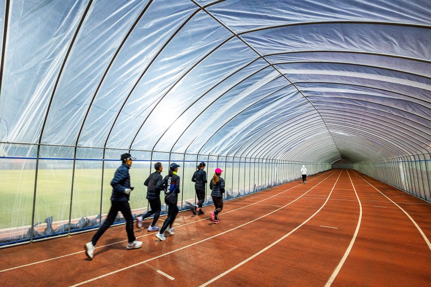 전국에 비닐하우스 러닝 트랙 생긴다 겨울에도 반팔 가능