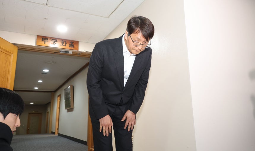 30일 정부서울청사에서 쿠팡 관련 긴급 관계부처 장관회의가 열린 가운데 박대준 전 쿠팡 대표가 회의장을 나서며 기자들의 질의에 답하고 있다.2025.11.30 /장련성 기자