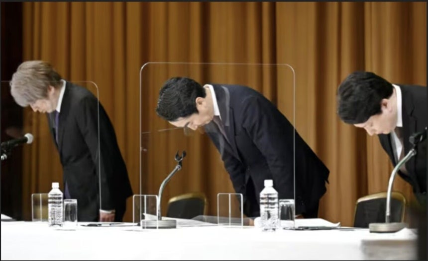 지난해 3월 23일 라인야후 관계자들이 개인정보 유출과 관련해 고개를 숙여 사용자들에게 사과하는 모습./연합뉴스