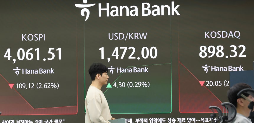 13일 서울 중구 하나은행 딜링룸 전광판에 코스피와 코스닥,원달러 환율 시황이 표시되고 있다./뉴스1