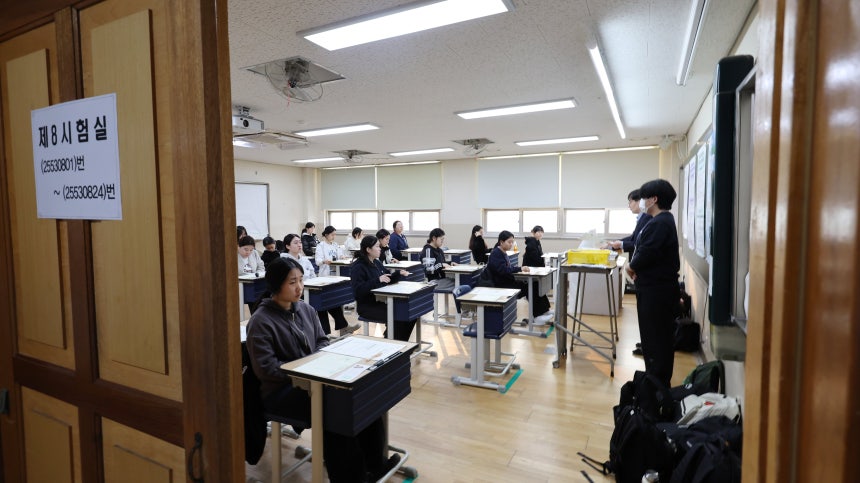 2026학년도 해갓수학능력시험(수능)이 실시된 지난달 13일 인천 미추 인화여자고등학교에서 수험생들이 시험 시작을 기다리고 있다./연합뉴스