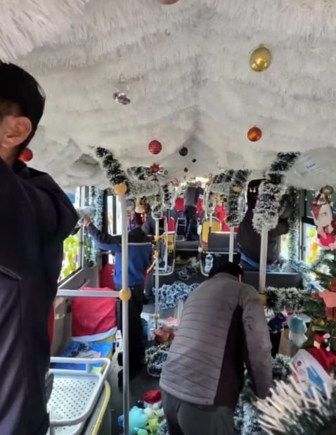 민원으로 내부 장식물을 철거하고 있는 모습. /인스타그램