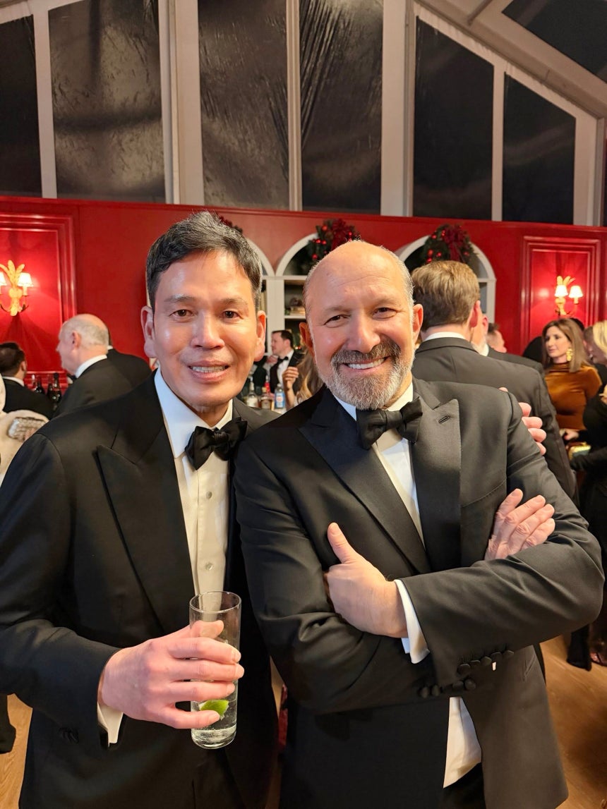 정용진 신세계그룹 회장이 지난 12일 미국 워싱턴 DC JD밴스 미국 부통령 관저에서 열린 성탄절 만찬에서 하워드 러트닉 미국 상무부 장관과 기념 촬영하고 있다./연합뉴스