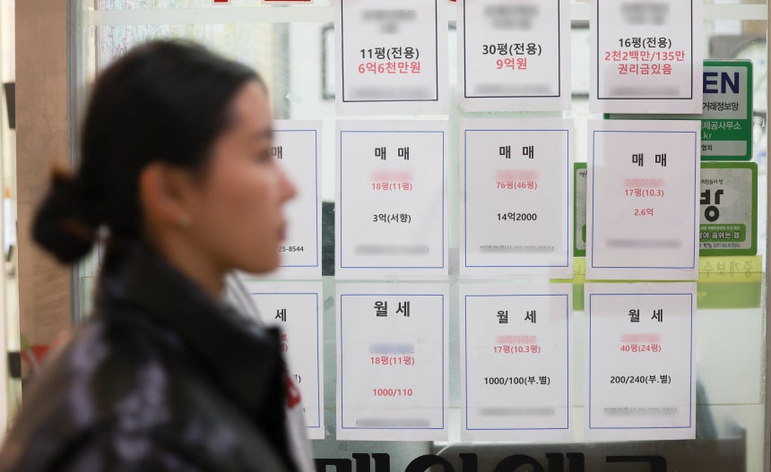 10·15 대책 이후 오피스텔 거래량이 30% 이상 늘어난 것으로 나타났다.사진은 지난 10일 서울 시내의 한 오피스텔 밀집지역 인근 부동산에 오피스텔 매물 안내문이 붙어 있는 모습/뉴시스 