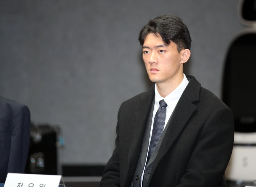 전 대통령 전두환의 손자 전우원씨가 '5·18유족,피해자와의 만남' 행사에서 할아버지를 대신해 사죄하고 있다./뉴스1