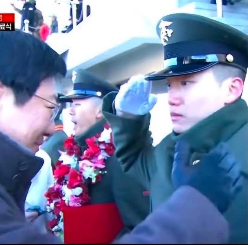 박정희 전 대통령의 장손인 세현씨가 지난 4일 해병대 병사 수료식에서 아버지 박지만 EG회장에게 경례하고 있다. /해병대 전우회 독자 제공