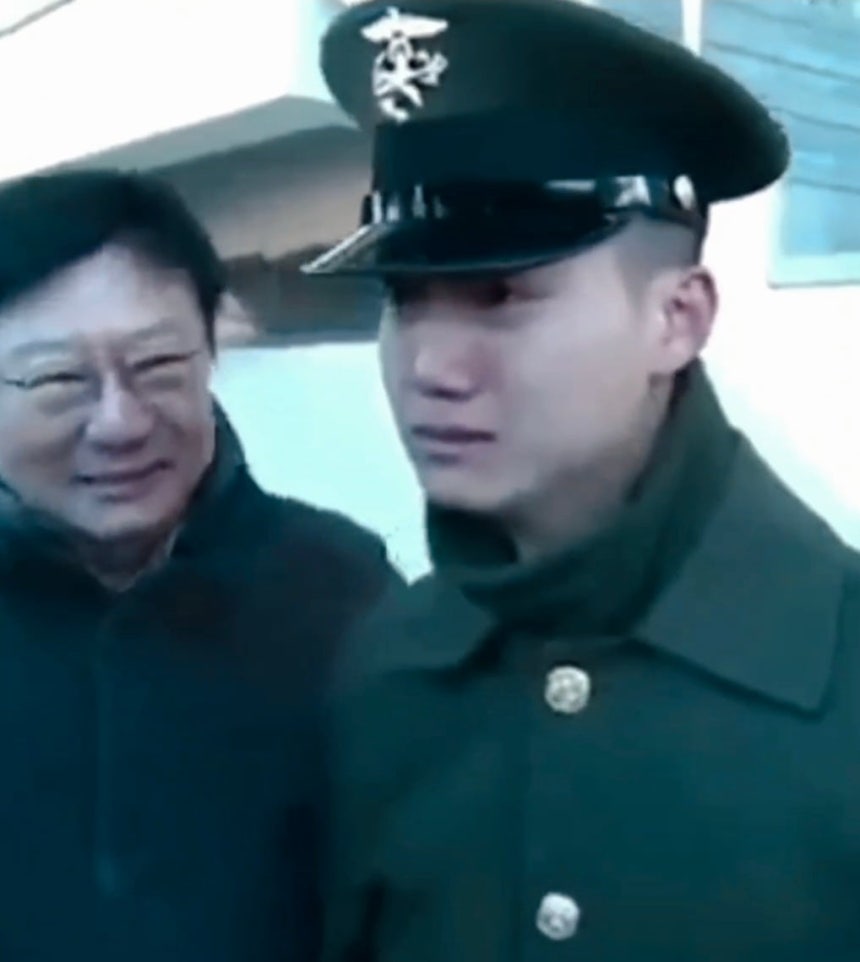 박정희 전 대통령 장손인 박세현씨가 지난 4일 해병대 병사 1323기 수료식에서 아버지 박지만 회장에게 경례를 마치고 어머니를 향해 가는 모습. 그는 경례 중 잠시 울먹이는 모습을 보이기도 했다. /해병대 전우회 독