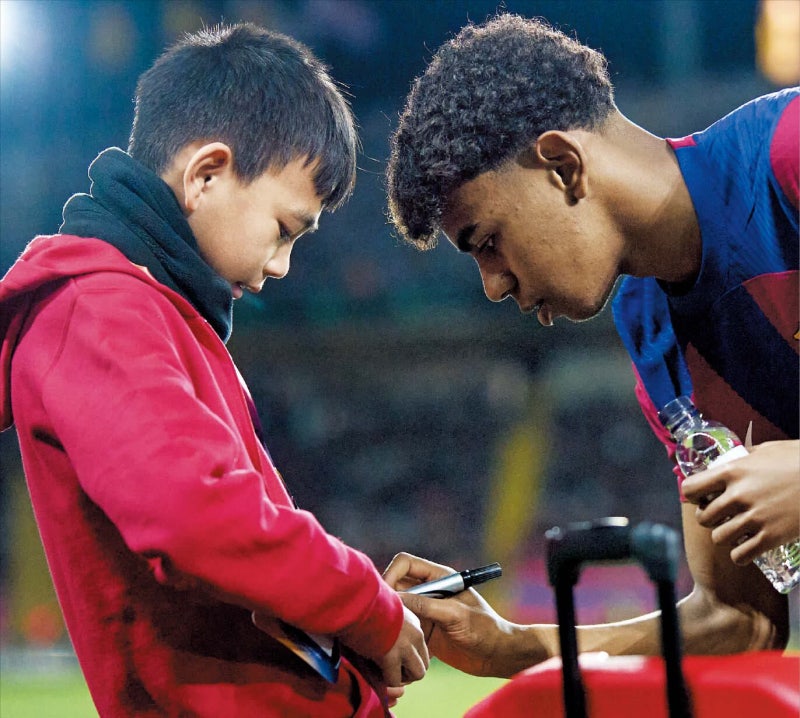 “공짜로 사인 못 해요” 18세 스타의 ‘팬 서비스’ 논란