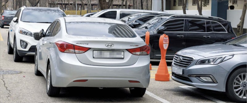 [핫코너] 아파트 주차난에… 방문차량 시간 제한 두고, 화단 없애고