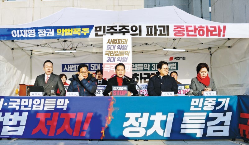 ‘尹 절연’ 민심과 따로 가는 장동혁… 국힘 지지율 더 추락