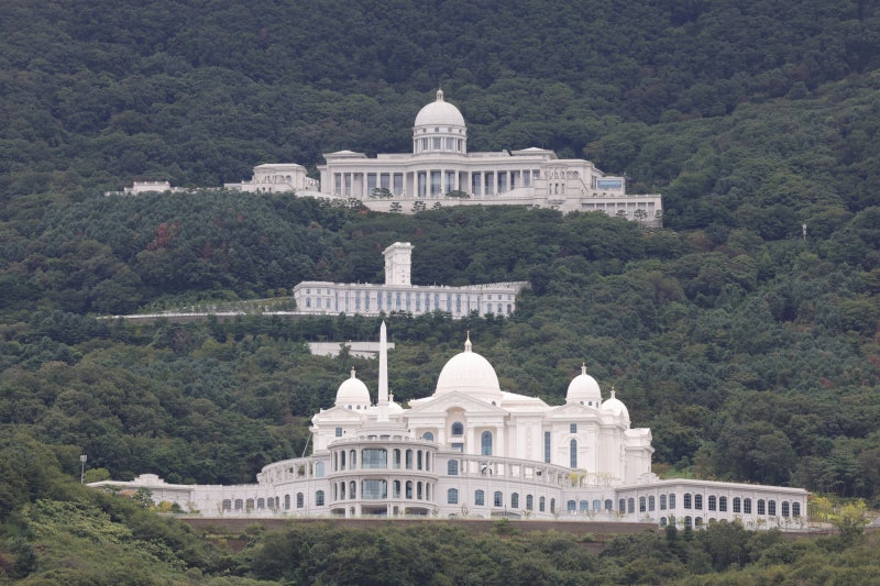 총재 머무는 천정궁, 그 아래엔 교황청 닮은 천원궁이…