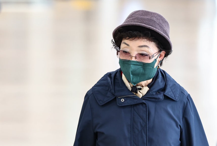 윤석열 전 대통령의 부인 김건희 여사의 모친 최은순씨가 지난 4일 오전 서울 종로구 KT광화문빌딩 웨스트에 마련된 김건희특검 사무실에 피의자 조사를 받기 위해 출석하고 있다./뉴스1