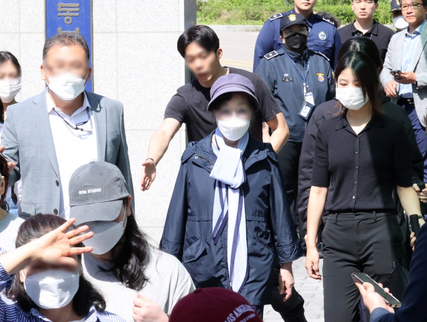 통장잔고증명서 위조 등의 혐의를 받고 있는 윤석열 대통령의 장모 최은순 씨가 지난해 5월 14일 서울 송파구 서울동부구치소에서 가석방되고 있다./뉴스1