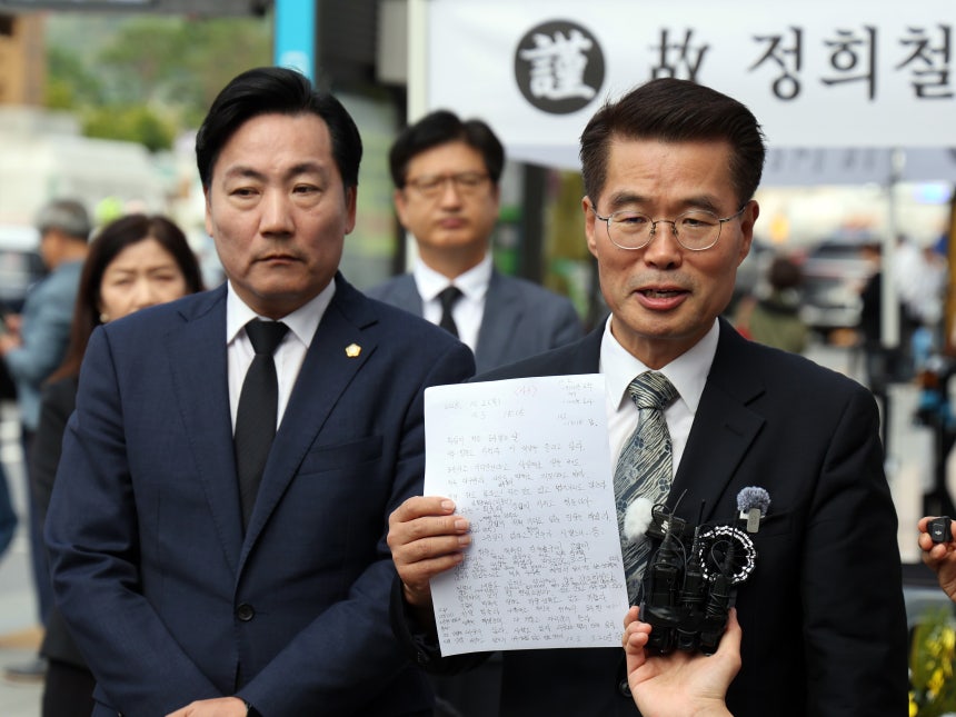 김건희 특검 수사를 받다가 숨진 경기 양평군 공무원 측 박경호 변호사가 기자회견을 열고 숨진 공무원이 직접 작성한 메모를 공개하고 있다./뉴스1