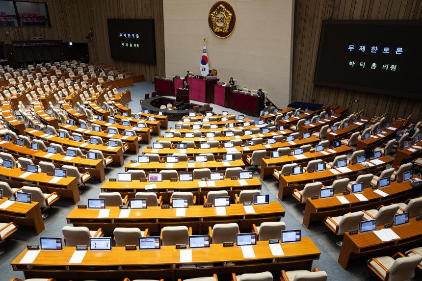 국회 본회의장 방청석에서 내려다보면 의원석이 한눈에 들어온다.기자석과 가까운 뒷좌석은 100-400㎜ 망원렌즈로 휴대전화 문자 내용까지 식별될 만큼 시야가 열려 있다.사진은 박덕흠 국민의힘 의원이 14일 서울 여