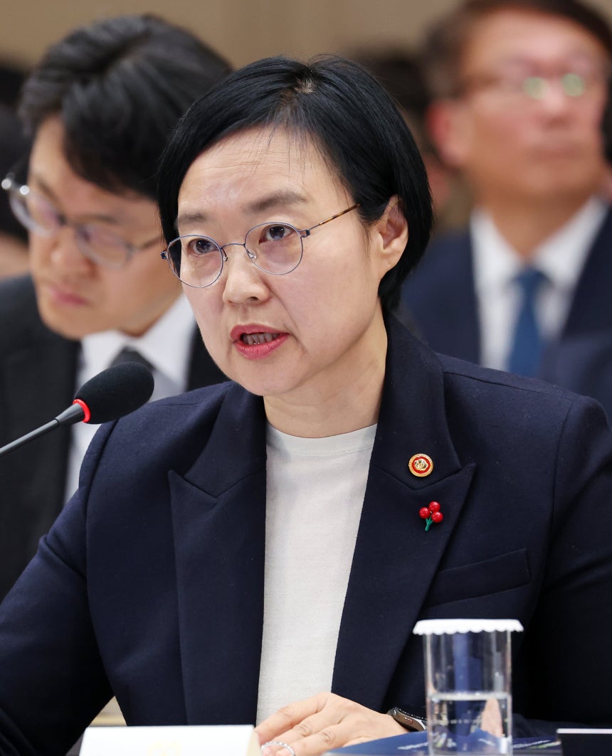 한성숙 중소벤처기업부 장관이 17일 세종시 정부세종컨벤션센터에서 이재명 대통령에게 중소벤처기업부 업무보고를 하고 있다./뉴시스