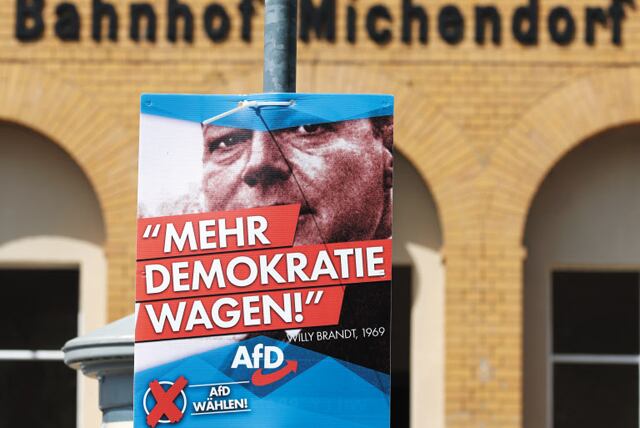 독일 브란덴부르크 미헨도르프(Michendorf) 기차역 앞에 내걸린 극우 성향‘독일을위한대안당’(AfD)의 선거 포스터.포스터엔 빌리 브란트 전(前) 독일 총리의 모토인‘보다 많은 민주주의에의 도전(mehr 