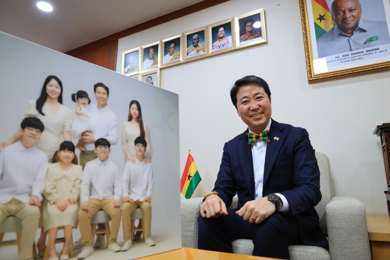 6남매 키우는 ‘가나 아이콘’… “아이 낳는 기쁨, 돈으로 못 사”