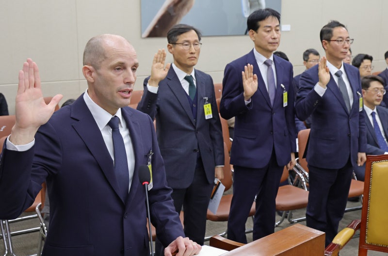 “김범석 어디 있나” 묻자… 외국인 대표 “모든   질문에 답하겠다” 동문서답