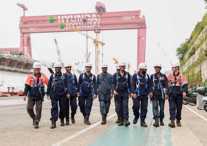지난 5월 울산 HD현대중공업 건조2부 선체1팀에서 일하는 내·외국인 근로자들의 모습.최근 정치권과 노동계를 중심으로 조선소에서 일하는 외국인 노동자가 지나치게 많아,내국인 채용을 더 늘려야 한다는 주장이 나온다