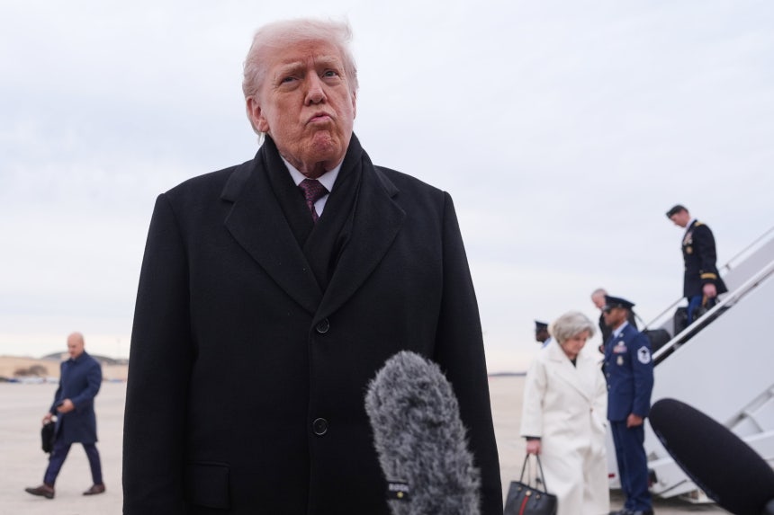 도널드 트럼프 미국 대통령이 17일 메릴랜드주 앤드루스 합동기지에서 취재진과 질의응답을 하고 있다./AP 연합뉴스