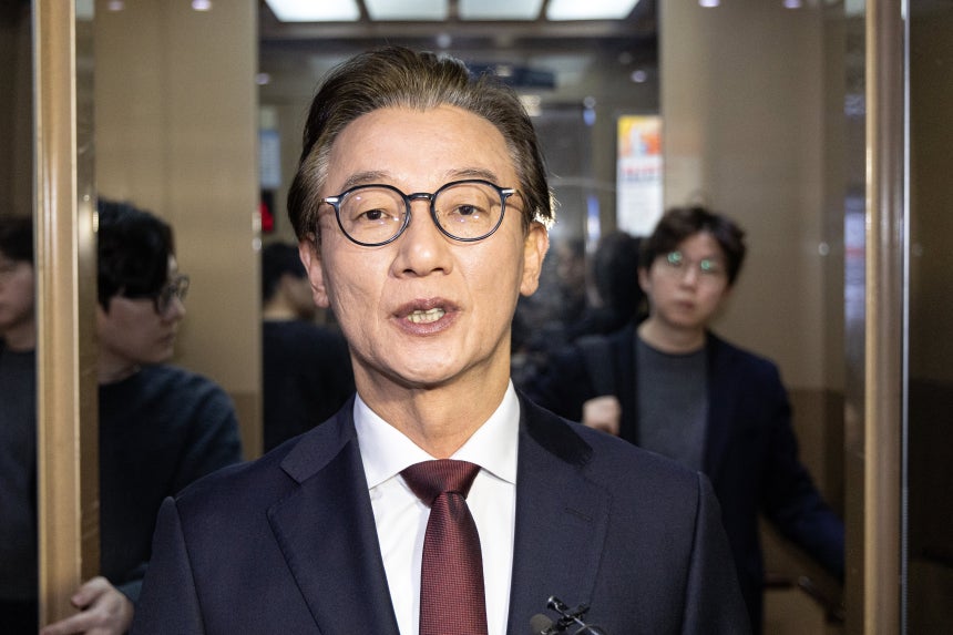 통일교로부터 금품을 수수한 의혹을 받는 전재수 더불어민주당 의원이 지난 15일 경찰의 압수수색이 종료된 서울 여의도 국회의원회관 의원실에서 나서 취재진에게 입장을 밝히고 있다./뉴스1