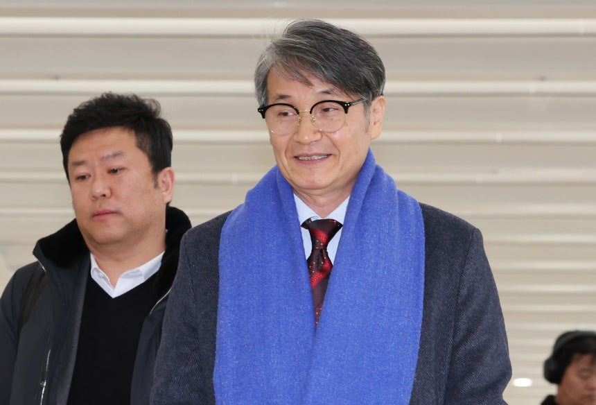 김건희 여사에게 명품 가방을 선물한 것으로 알려진 최재영 목사가 9일 오전 서울 종로구 광화문 KT 빌딩에 위치한 김건희 특검에 참고인 신분으로 출석하고 있다./뉴스1