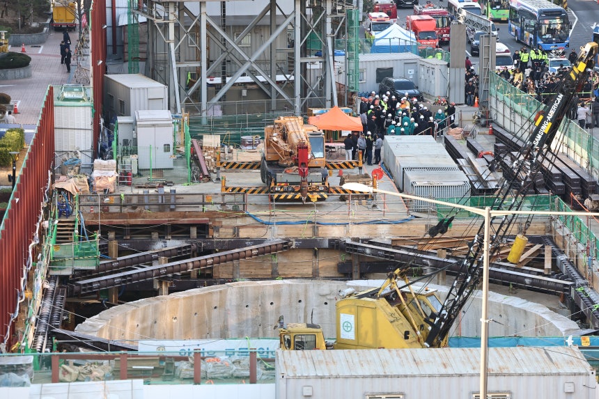 18일 오후 서울 여의도 신안산선 복선전철 지하 공사 현장에서 사고가 발생해 소방대원과 경찰이 사고 수습을 하고 있다./뉴스1
