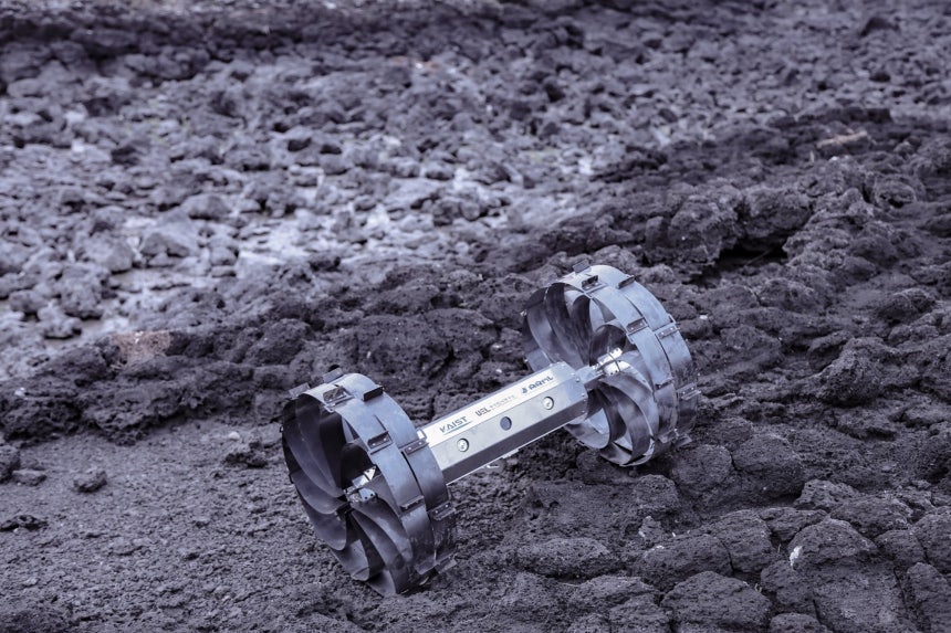 제주도 용암동굴을 탐사하는 달탐사 로버 휠./KAIST