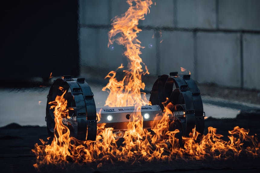 달탐사 로버 휠 성능 테스트를 하는 모습.극한온도 환경도 견딜 수 있도록 했다./KAIST 제공