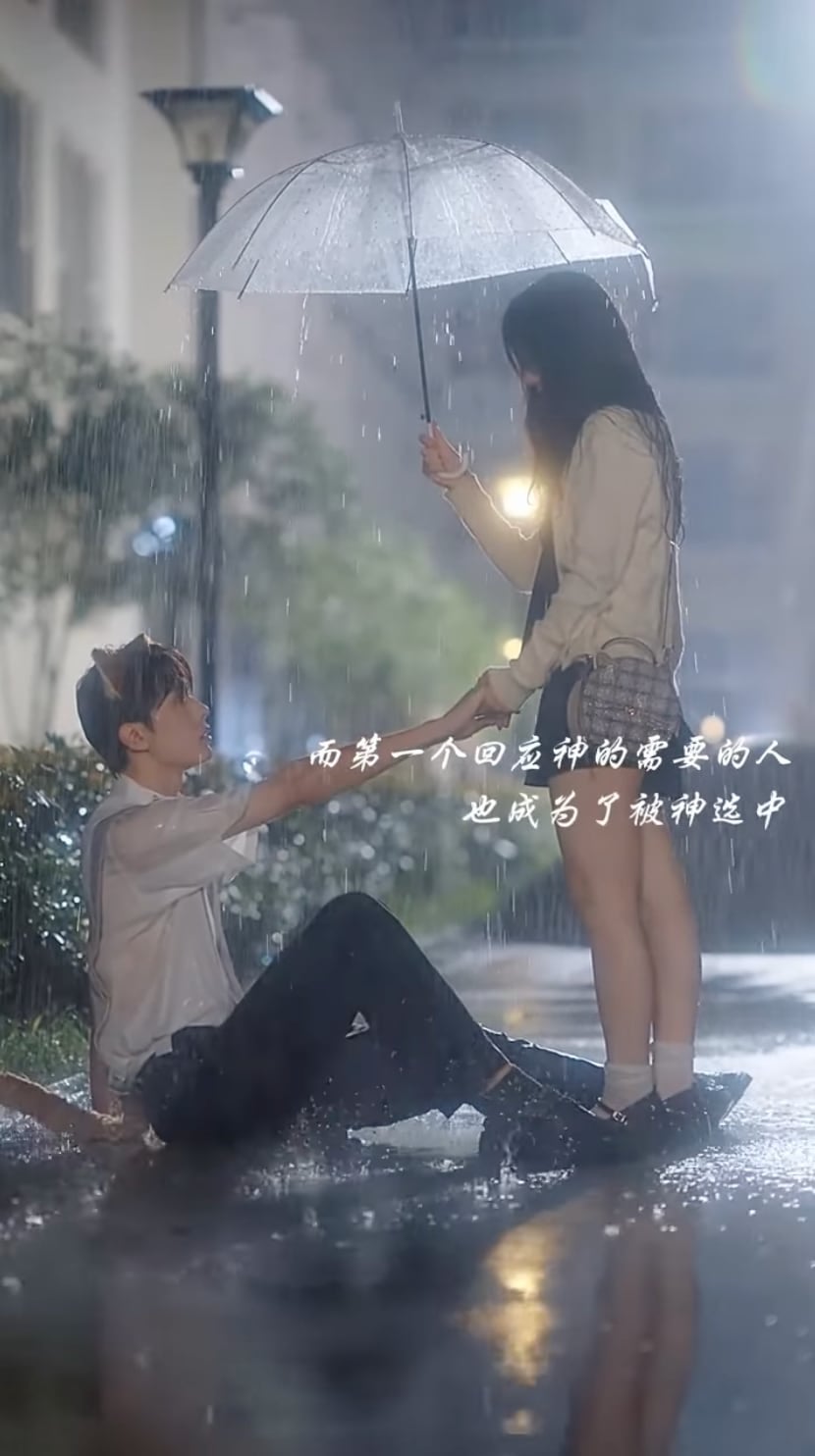 중국의 마이크로 드라마 속 한 장면. 극 중 주인공인 쉬안러가 재물신에게 손을 내밀고 있다. 마이크로 드라마는 스마트폰 화면 비율에 맞춰 세로로 제작돼 시청하기 편리하다. /유튜브 캡처