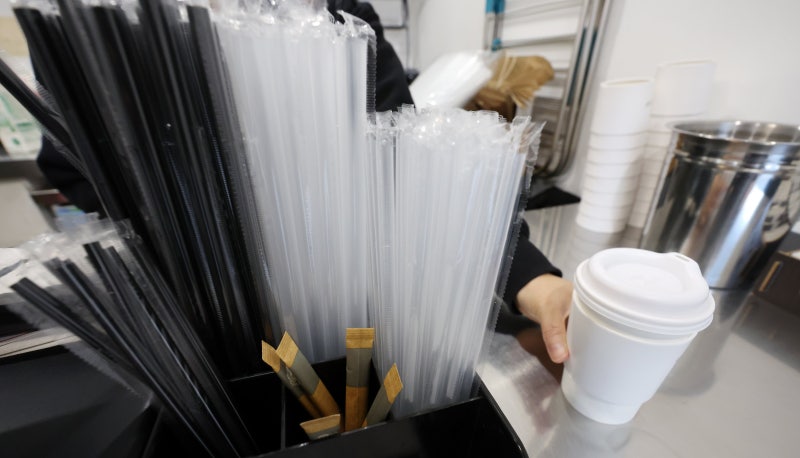 종이만 쓰랬다가 유예했다가 이번엔 다 금지… 빨대는 울고싶다