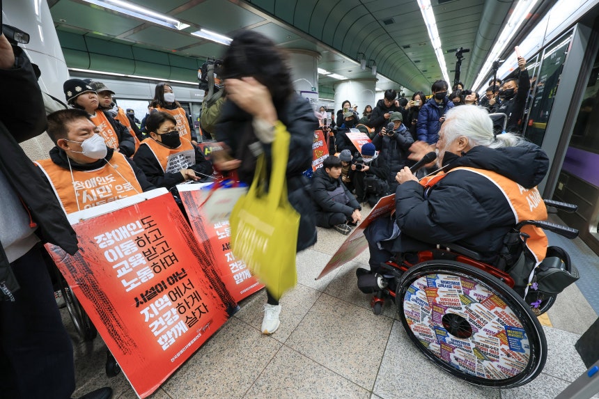 4일 오전 서울 광화문역에서 전국장애인차별철폐연대(전장연) 관계자들이 출근길 시위에 나선 가운데 출근하는 시민들이 불편을 겪고 있다. /박성원 기자