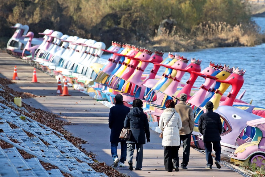8일 대구 동구 금호강 동촌유원지를 찾은 시민들이 오리배 선착장 주변을 산책하고 있다./뉴스1