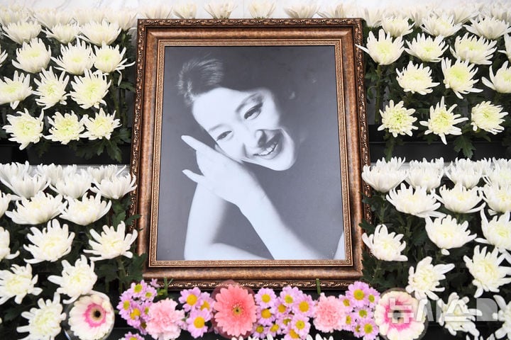 배우 고(故) 윤석화 영정 사진./뉴시스