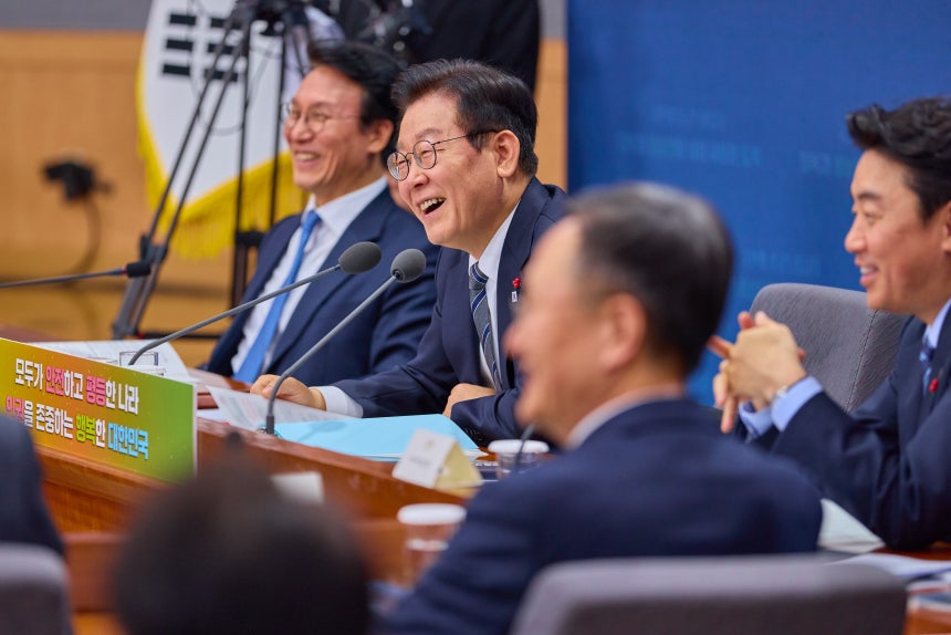 이재명 대통령이 19일 서울 종로구 정부서울청사 별관에서 열린 법무부(대검찰청)·성평등가족부 업무보고에서 미소 짓고 있다./대통령실