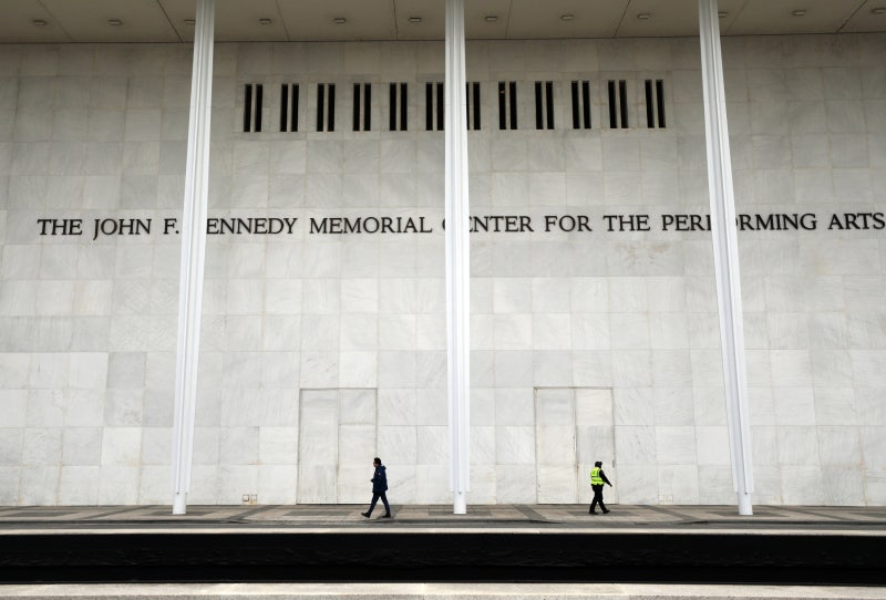 워싱턴 ‘케네디 공연센터’에 자기 이름 갖다붙인 트럼프