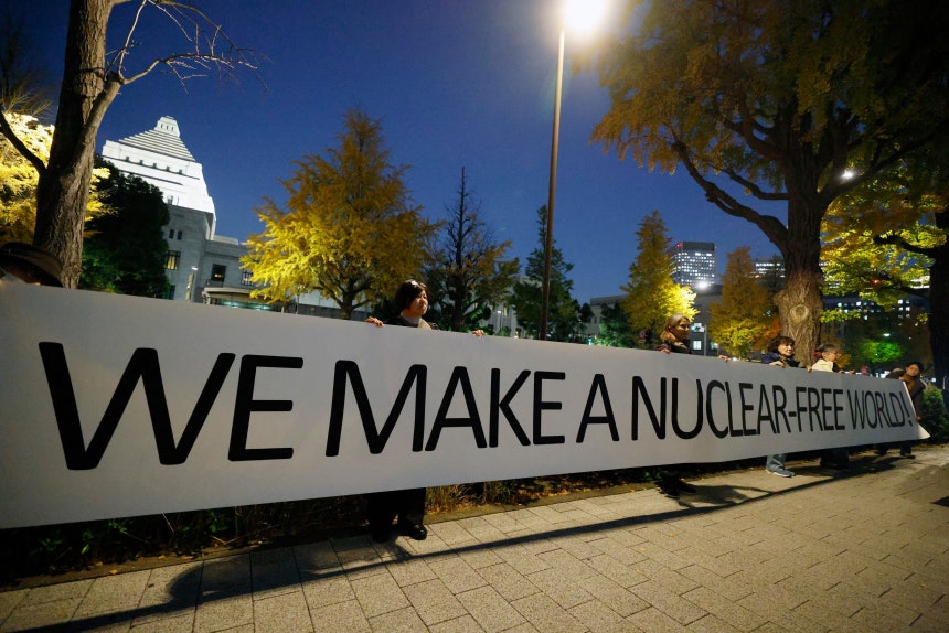  11월 21일 일본 도쿄 국회 앞 집회에서 시위대가 핵무기 없는 세계를 만들자고 쓴 현수막을 들고 있다.일본 원폭·수소폭탄 피해자 단체 연합회(일본피폭자연합)은 일본 다카이치 사나에 총리가 일본의 전통적인 핵무