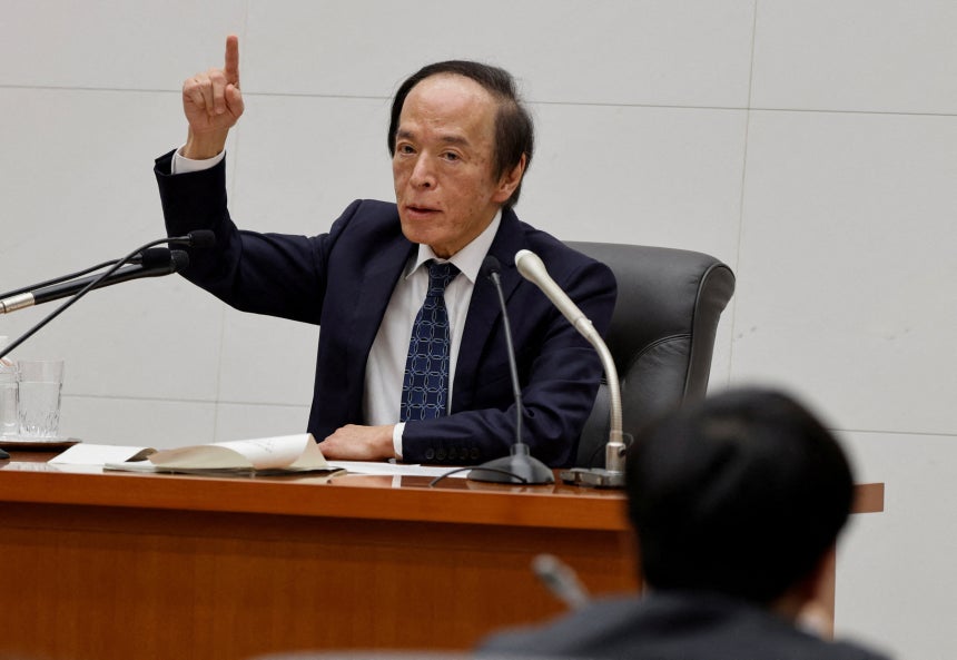 우에다 가즈오 일본은행 총재가 19일 일본 도쿄에 있는 일본은행 본부에서 기자회견을 하고 있다./로이터 연합뉴스