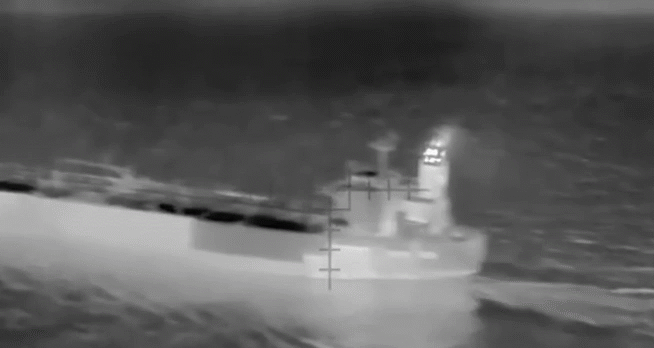 우크라이나 보안국(SBU)이 공개한 러시아 그림자 선단 소속 유조선에 대한 드론 공습 장면./우크라이나 보안국(SBU)