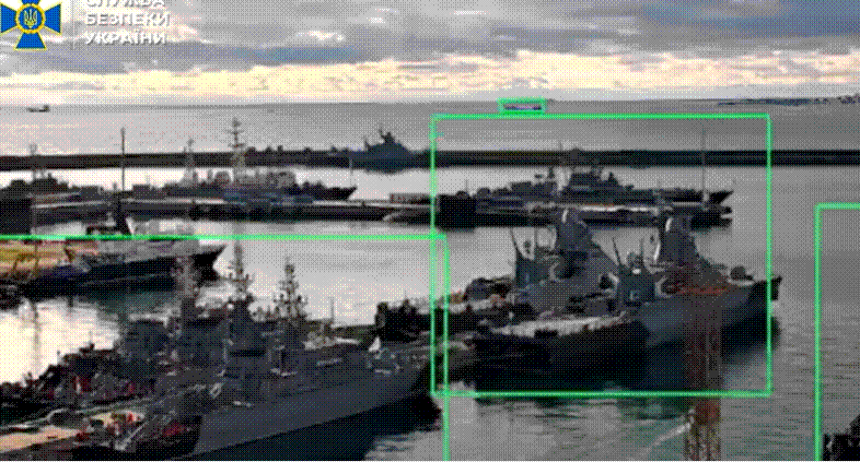 지난 15일 우크라이나 보안국(SBU)이 수중 드론 '서브 시 베이비'(Sub Sea Baby)가 러시아 잠수함을 폭파했다며 공개한 영상.흑해 항구 인근에서 폭발과 함께 물기둥이 일고 있다./SBU