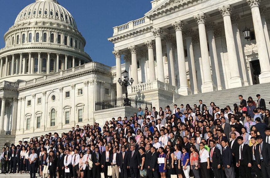 미국 워싱턴 DC의 의회 의사당 앞에서 미주한인유권자연대(KAGC) 등 관계자들이 기념 촬영을 하고 있다./KAGC
