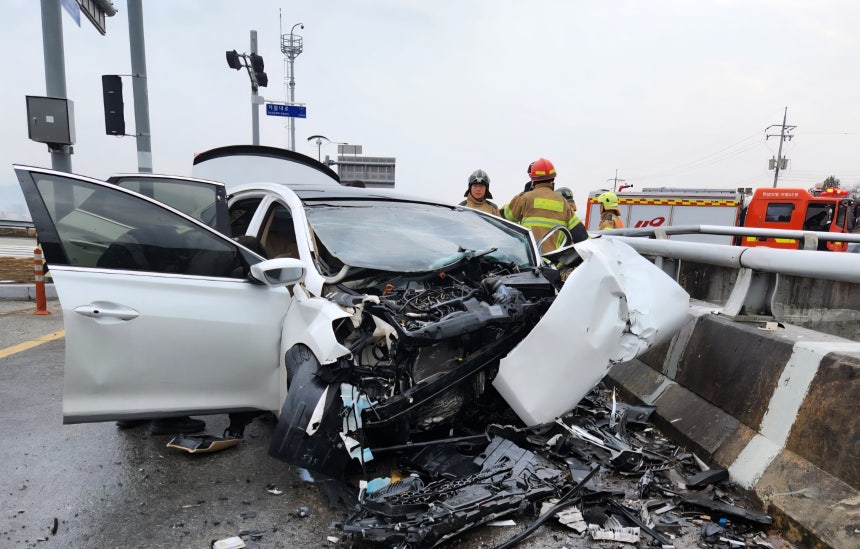 지난 20일 경남 거창군 송정교차로에서 승용차가 가드레일을 충격해 3명이 숨지고 1명이 중상을 입은 사고 현장 모습./독자제공