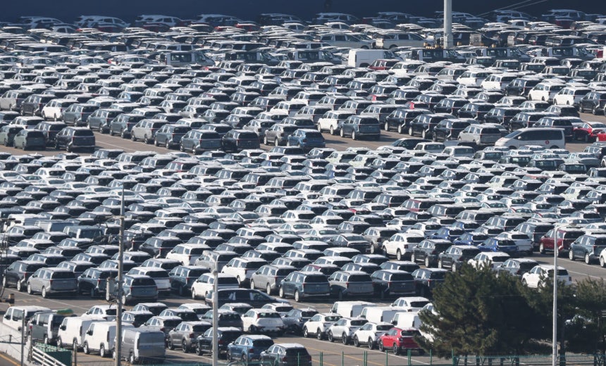 경기 평택시 포승읍 평택항에 수출용 차량이 세워져 있다./뉴스1