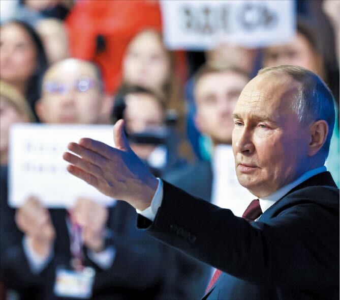 블라디미르 푸틴 러시아 대통령이 지난 19일 진행된 생방송 기자회견에서 발언하고 있다./EPA 연합뉴스 