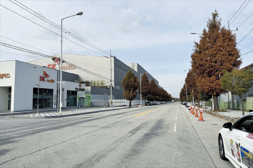 SK넥실리스,한달 전기요금만 50억 전북 정읍제3산단에 있는 국내 최대 동박 생산 기업 SK넥실리스의 공장.이 회사는 매달 내는 전기 요금만 50억원을 웃돌며 전체 생산비의 30%를 차지하는 상황이 되자,일부