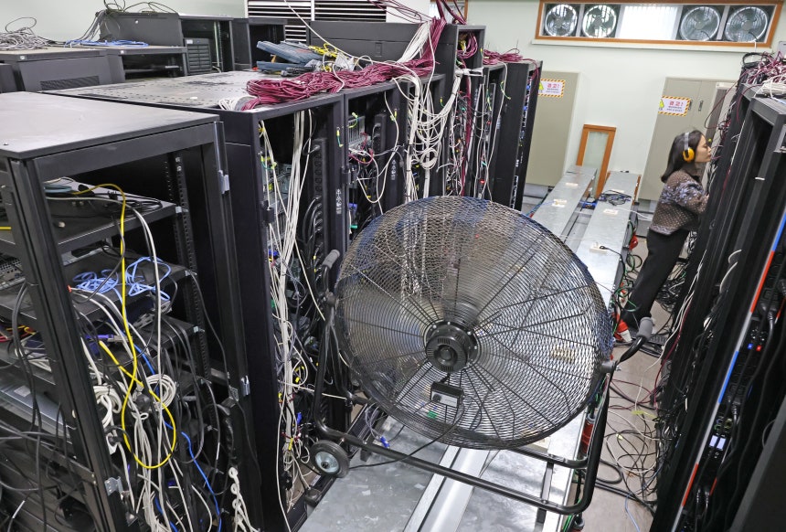 22일 오후 찾은 서울 관악구 서울대 컴퓨터연구소 30평짜리 서버실에서 낡은 대형 선풍기가 서버 뒤편에서 뿜어져 나오는 열기를 벽면 환풍구로 보내고 있다.서울대 컴퓨터연구소 측은 당초 지상 에어컨 4대로만 이곳을 