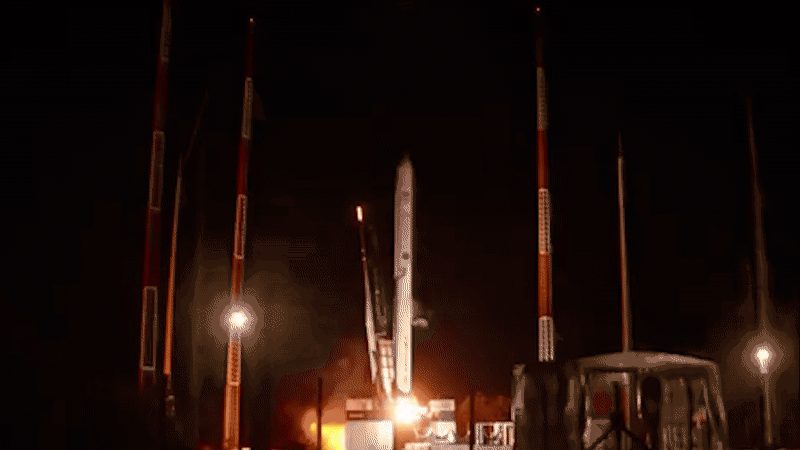 국내 우주발사체 기업 이노 스페이스의 첫 상업 우주발사체‘한빛-나노’가 23일 오전 우주를 향해 발사되어 하늘로 솟구치는 도중 예기치 못한 현상이 감지되면서 발사 중계도 갑자기 종료됐다./이노스페이스 유튜브