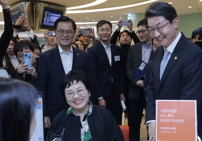 (서울=뉴스1) 장수영 기자 = 이억원 금융위원장이 30일 오후 서울 중구 한화생명 시청 고객센터에 방문해 사망보험금 유동화 제도 시행 현황을 점검하고 있다.정부가 추진해 이날부터 시행된 사망보험금 유동화 제도는 