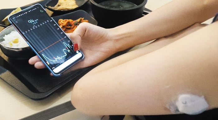 혈당 측정기를 팔에 붙인 채,식사하면서 실시간 혈당의 변화를 스마트폰을 통해 볼 수 있다./장련성 기자